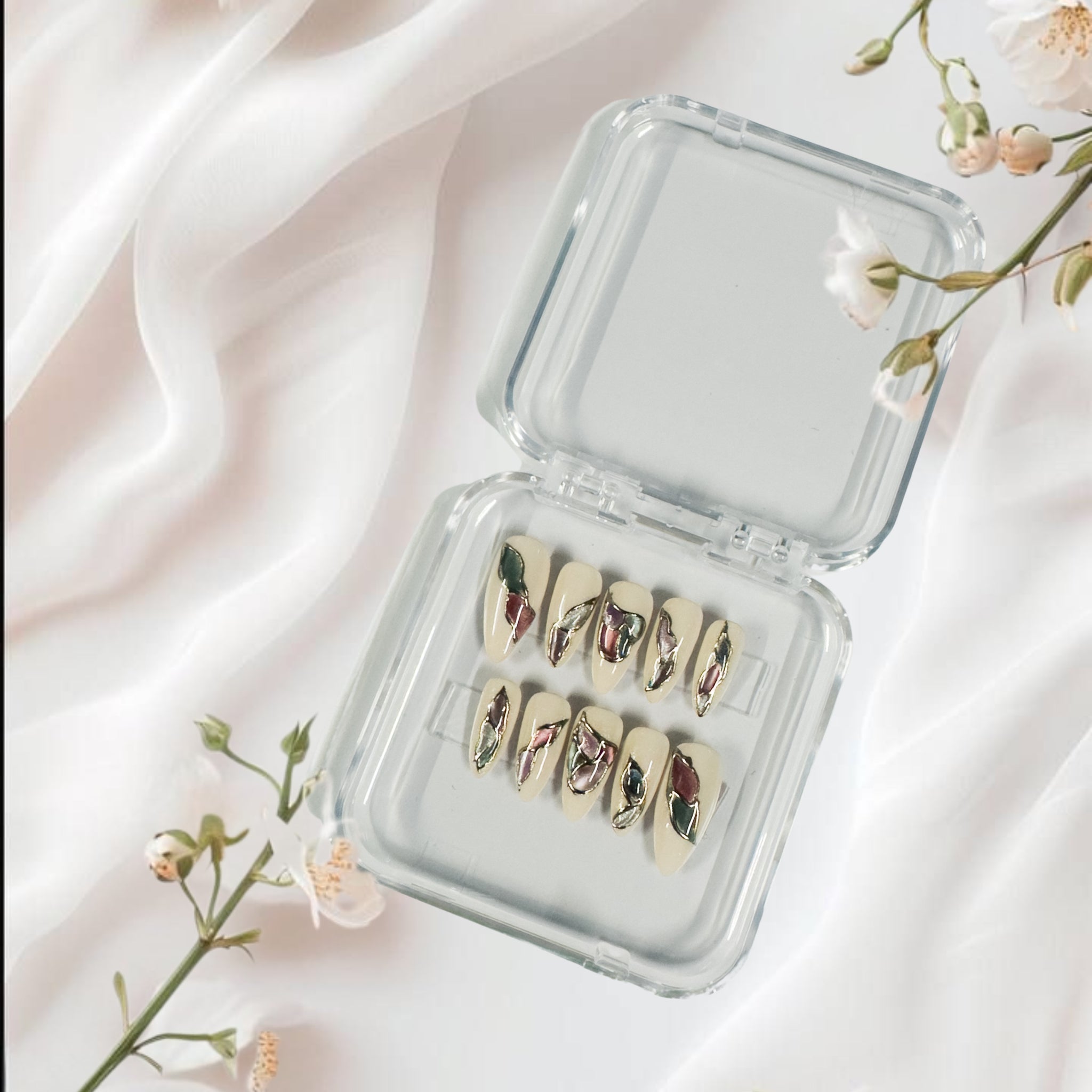 Glossora Metallic Wave Cream Press-On Nails – Gold & Silver Chrome Accent