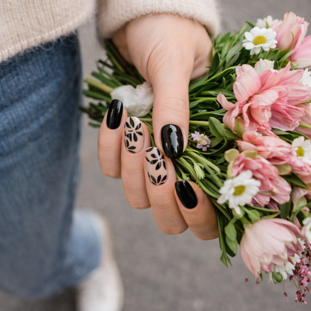 Black & nude botanical press-on nail set 🖤🌿