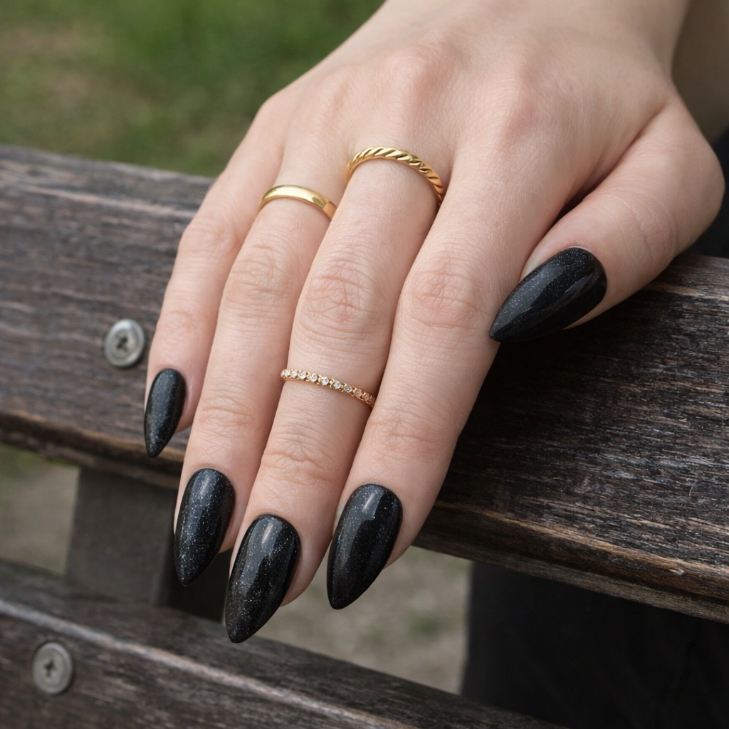 Black shimmer press-on nail set 🖤✨