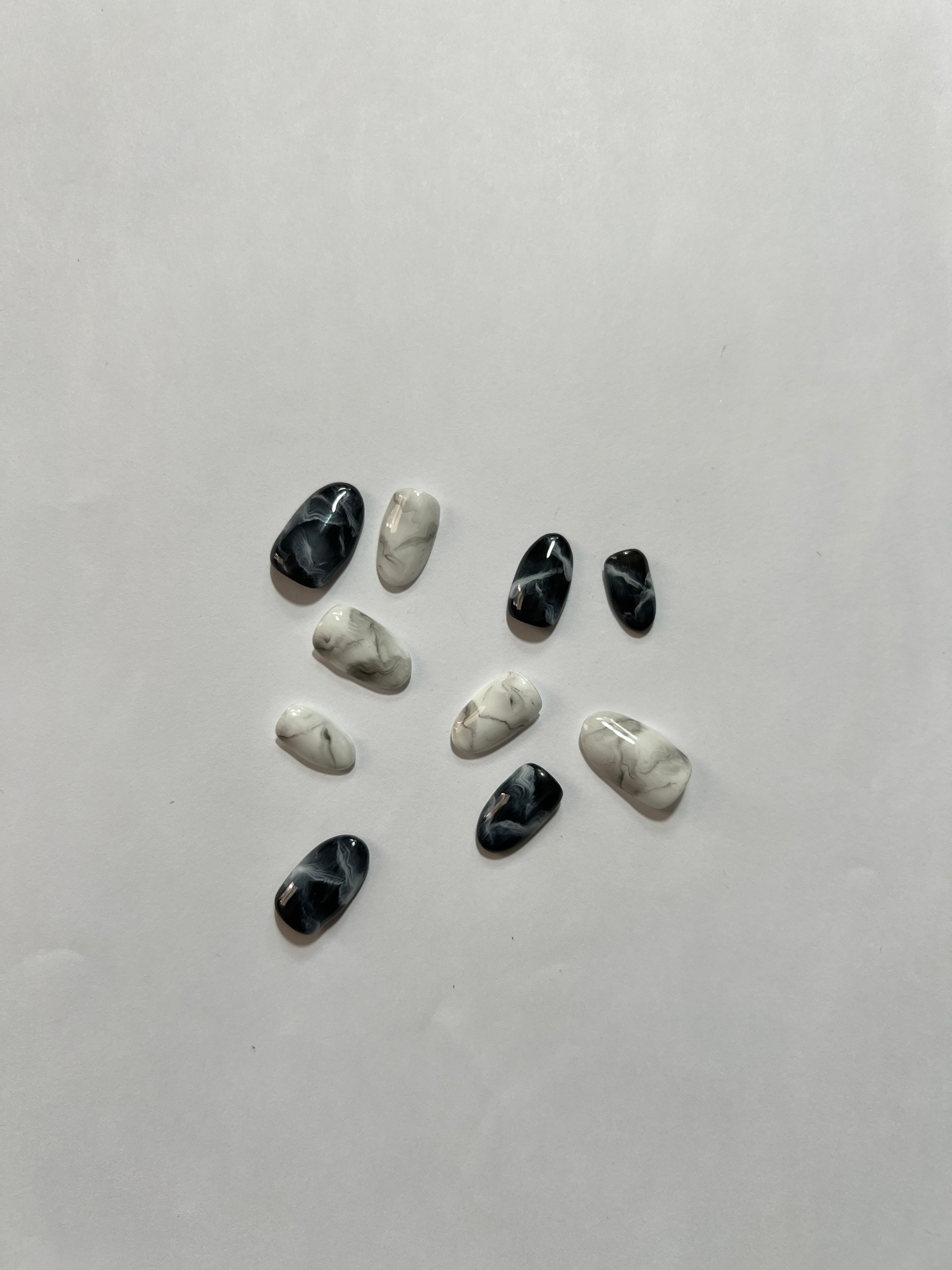 Black & White Minimalist Press-On Nails – Elegant Gloss Finish