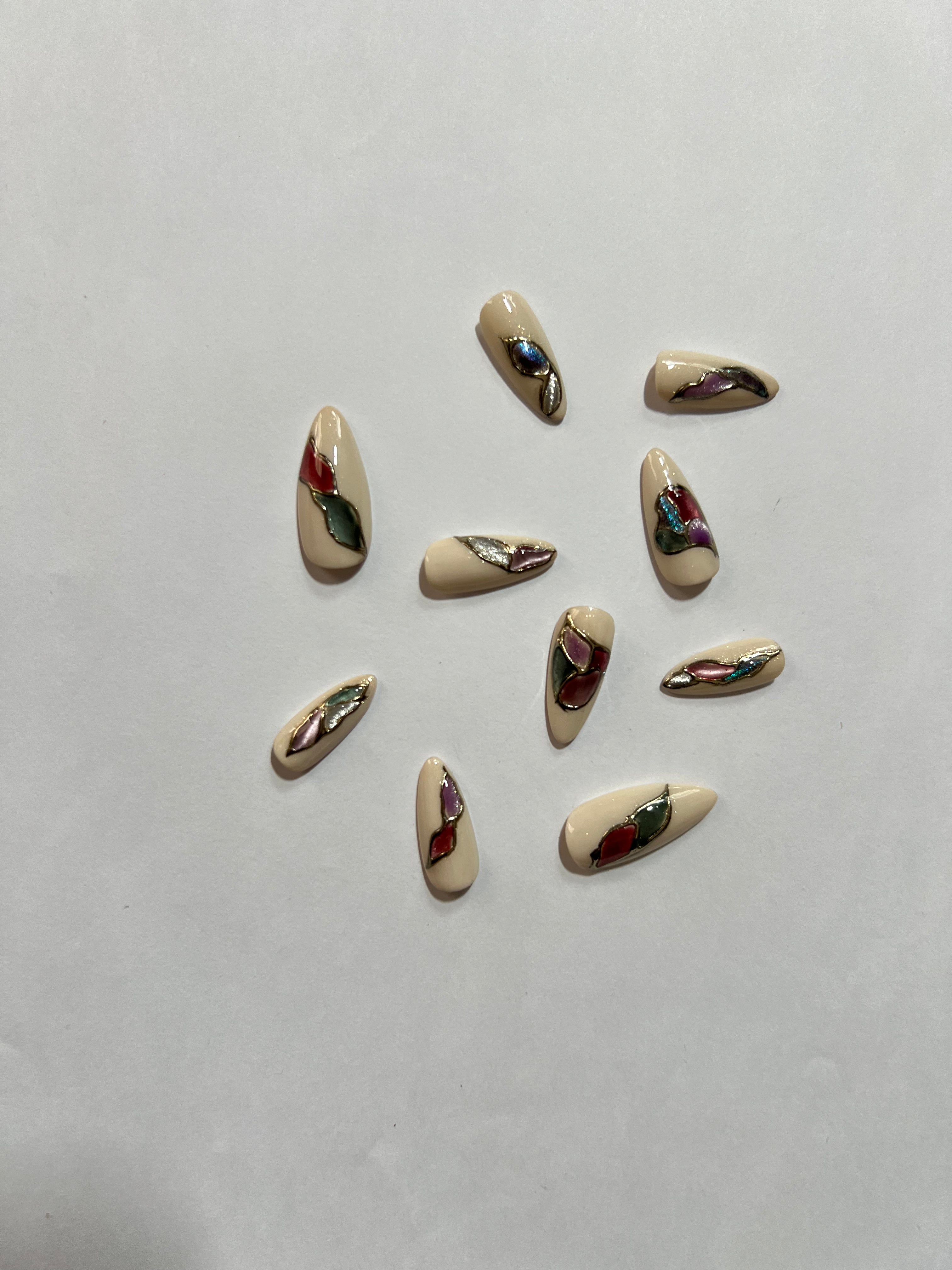 Glossora Metallic Wave Cream Press-On Nails – Gold & Silver Chrome Accent