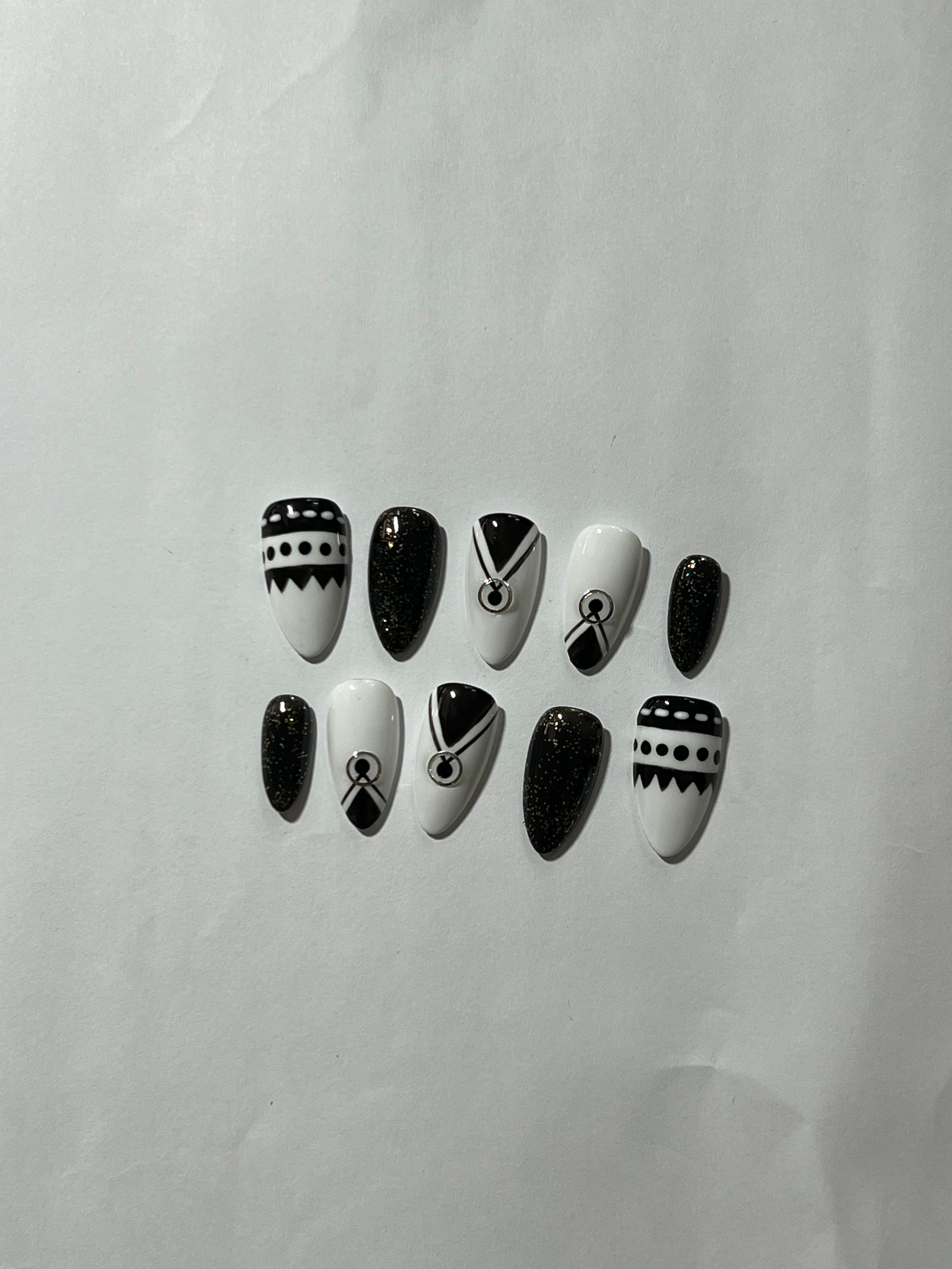 ⚫⚪ Midnight Tribal Chic Press-On Nails