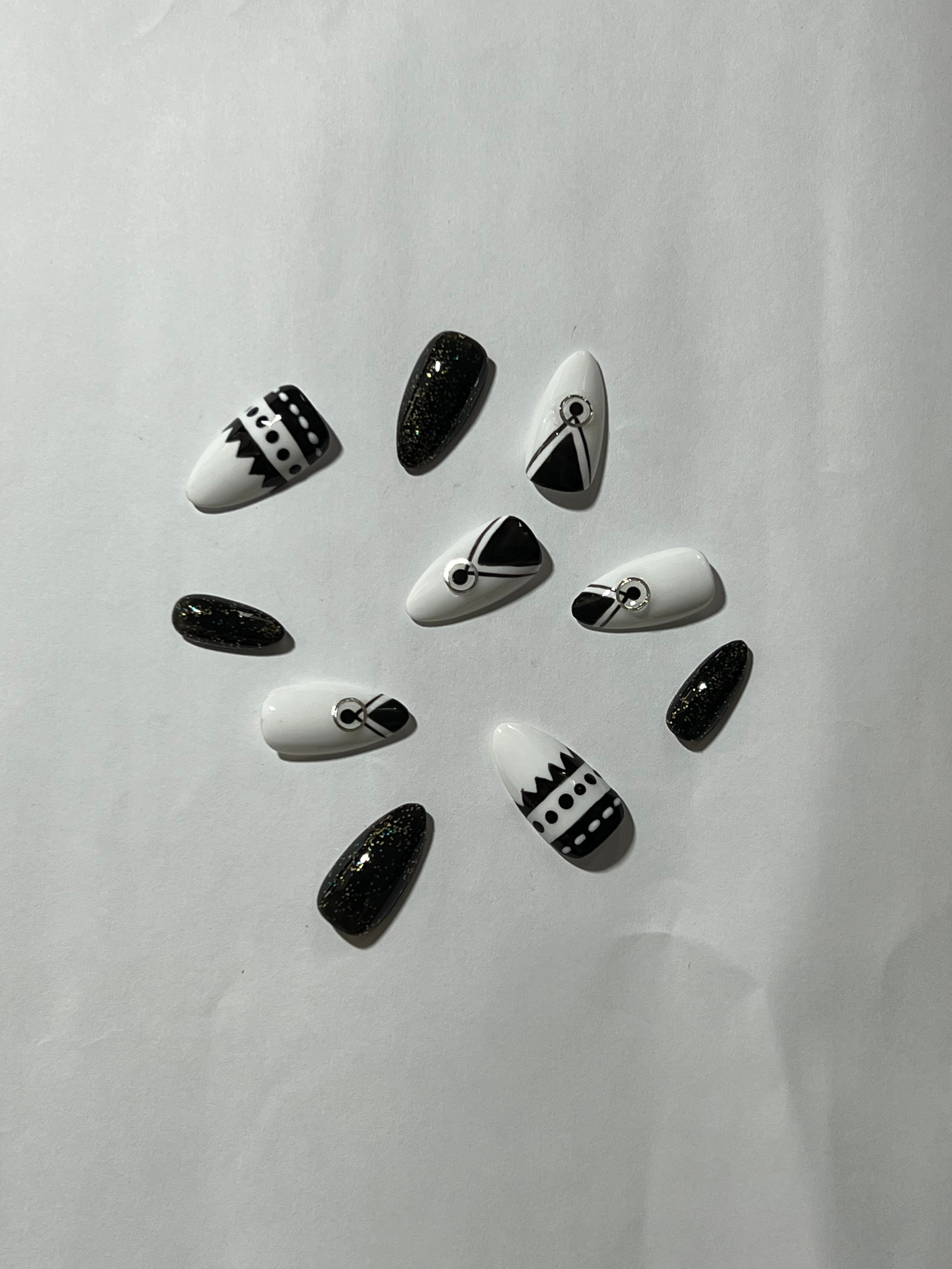 ⚫⚪ Midnight Tribal Chic Press-On Nails
